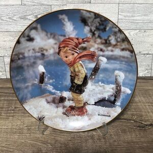 M.I Hummel January first years snow plate